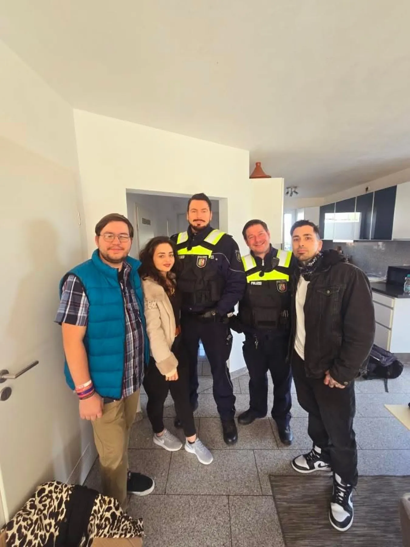 Christian mit Darstellern in Polizeiuniform am Set von Der Blaulicht Report