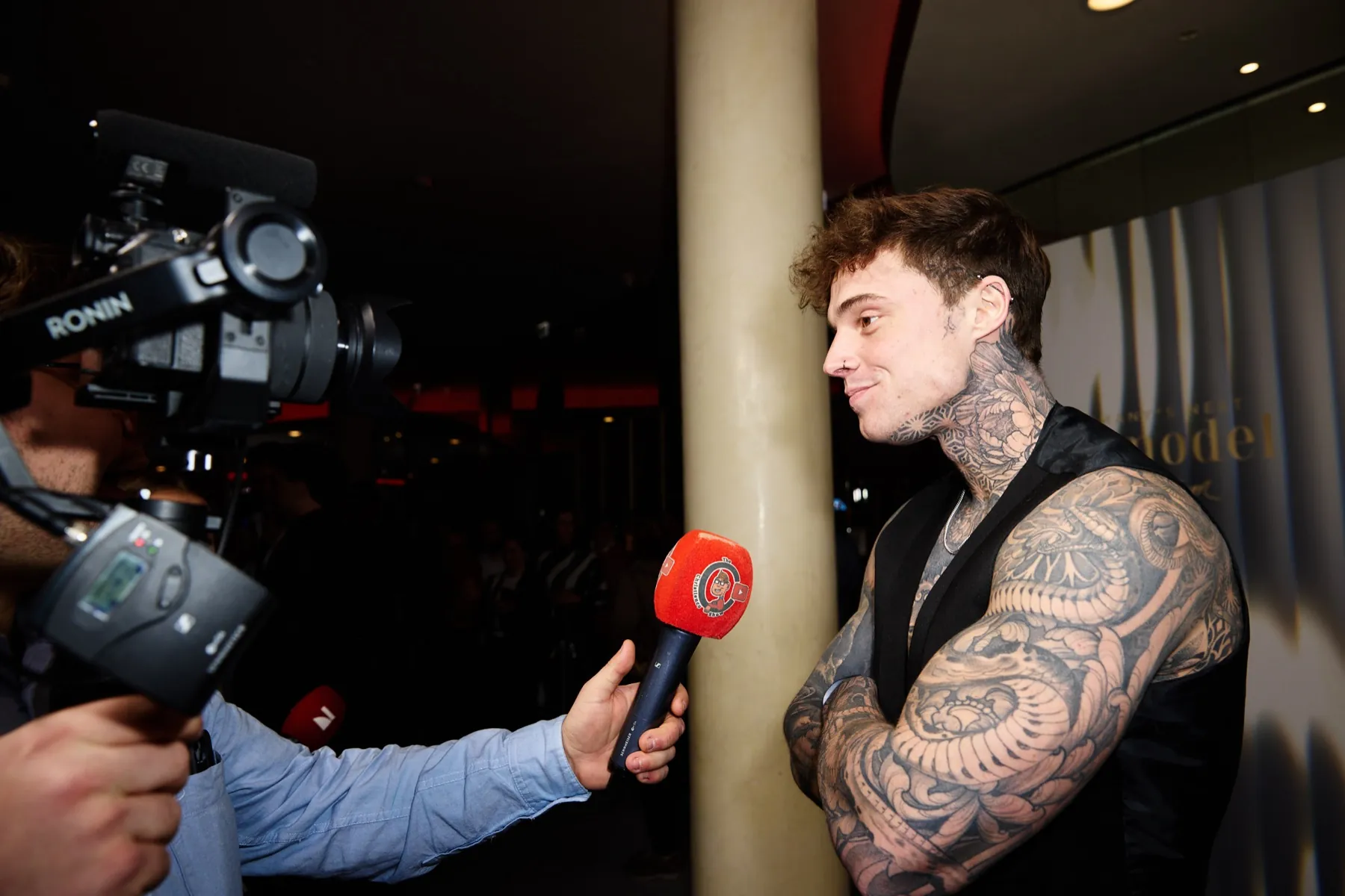 Red-Carpet-Interview mit einem Model