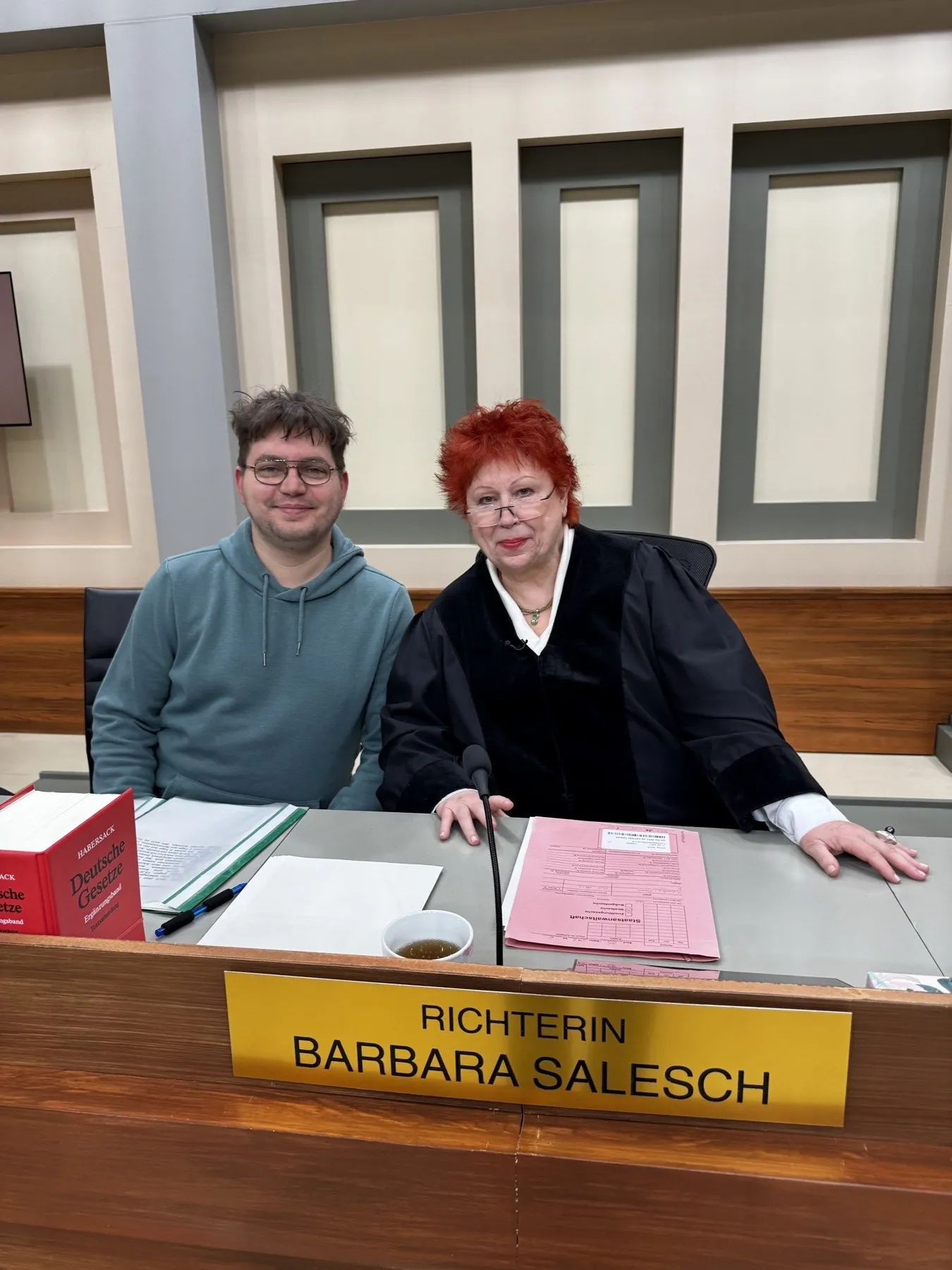 Christian neben Richterin Barbara Salesch am Richtertisch im TV-Set