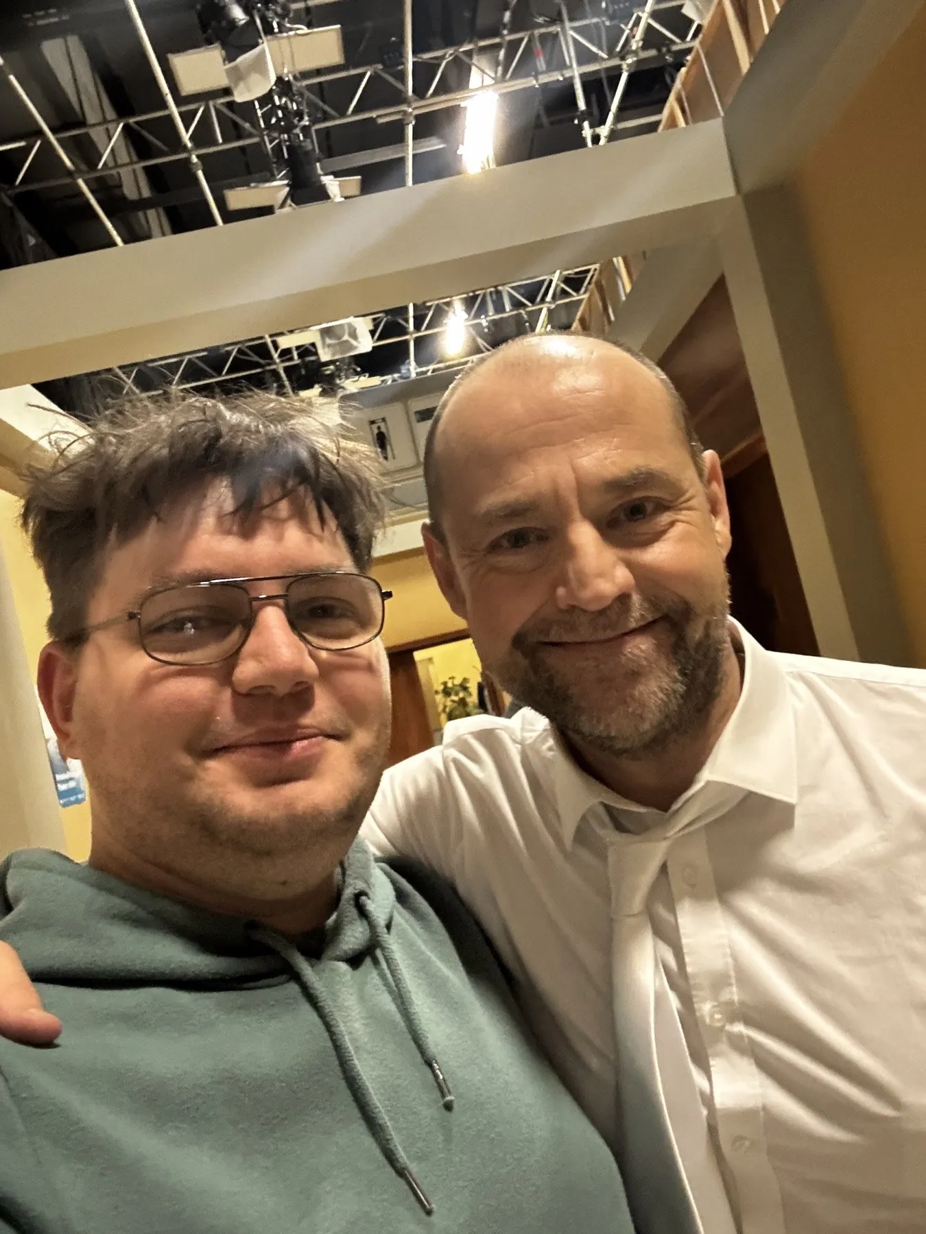 Selfie von Christian mit einem Schauspieler hinter den Kulissen eines TV-Sets